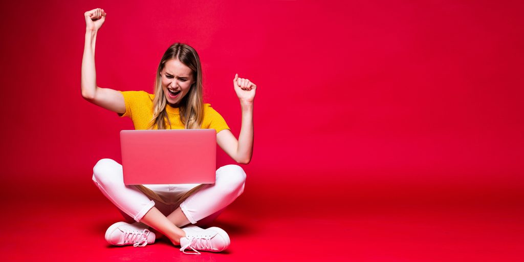 Chica feliz disfrutando de una buena conexión Wi-Fi