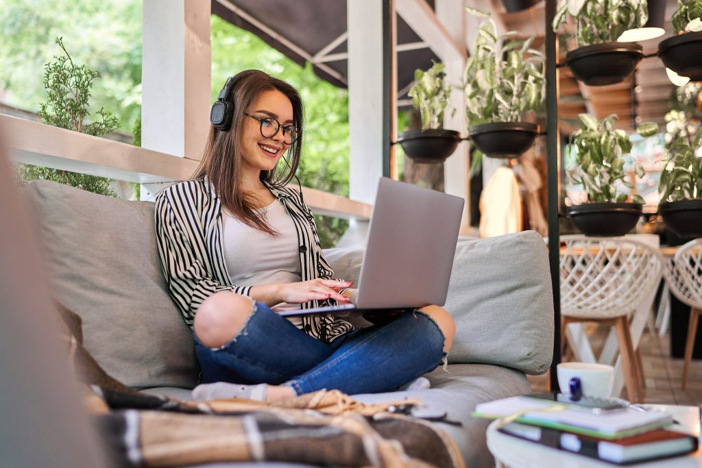Chica navegandoen internet por Wi-Fi con conexión optimizada